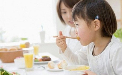 Dinh dưỡng cho trẻ em trong những ngày hè