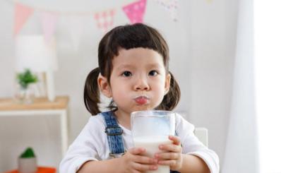 Làm gì khi trẻ uống quá nhiều sữa tươi?