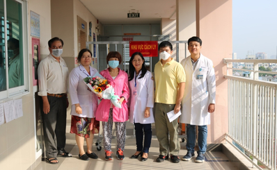 Chàng trai Trung Quốc sau khi chữa khỏi bệnh do virus corona gây ra đã đến Bệnh viện Quận 11 đón mẹ về nhà