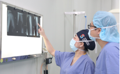 Gần đứt cánh tay do áo chống nắng cuốn vào bánh xe