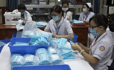 Bệnh viện tự may khẩu trang