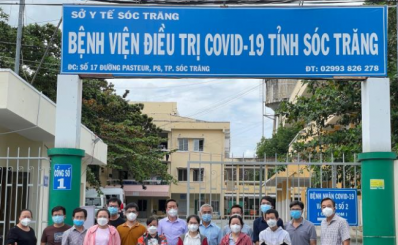 Các bác sĩ của Bệnh viện Bệnh Nhiệt Đới lên đường đến Sóc Trăng chống dịch