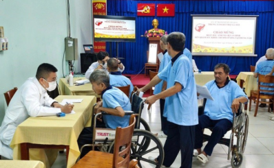 Bác sĩ đến bên người yếu thế