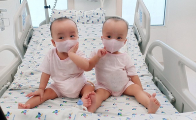 Song sinh Trúc Nhi - Diệu Nhi: Làm 'người mẫu' cổ vũ đeo khẩu trang chống Covid-19