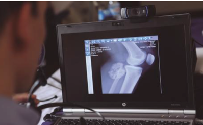 Kết nối từ xa (Telehealth) giữa bác sĩ chăm sóc ban đầu và bác sĩ chuyên khoa giúp không phải chuyển bệnh nhân đến khám tại các bệnh viện ở các nước trên thế giới