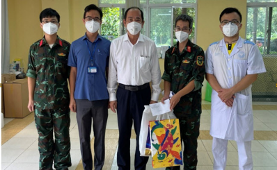 Lãnh đạo Sở Y tế TPHCM thăm hỏi, động viên đội ngũ y, bác sĩ đang công tác tại Trạm Y tế lưu động.