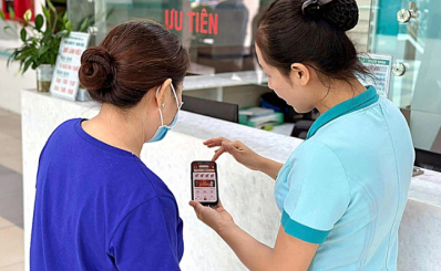(Tuoitreonline) Sổ sức khỏe điện tử trên VNeID chính thức thay thế sổ giấy trong thủ tục hành chính