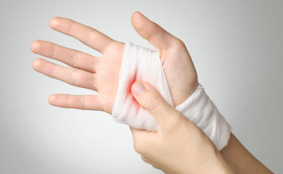 Sơ cứu ban đầu vết thương nông ngón tay trong sinh hoạt