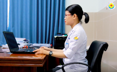 Hướng dẫn cách ngồi đúng tư thế trước màn hình máy tính để khỏi đau mắt và cột sống
