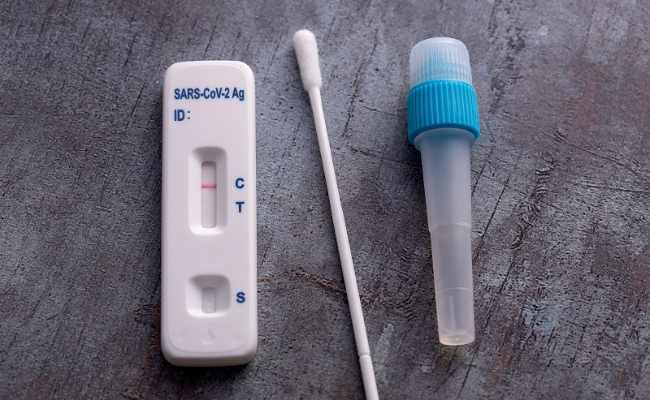 MUA QUE TEST NHANH COVID Ở ĐÂU UY TÍN